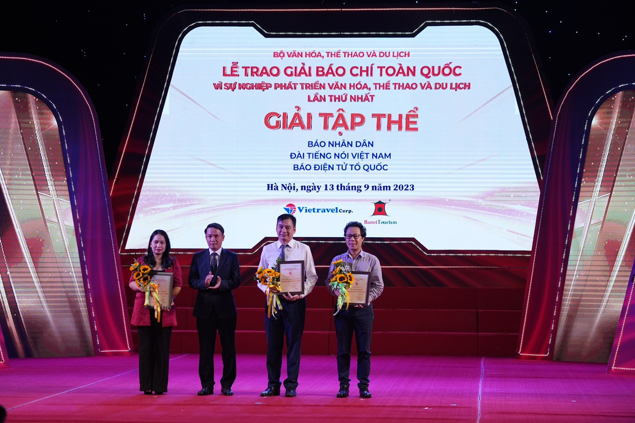 Giải tập thể được trao cho: Báo Nhân Dân, Đài tiếng nói Việt Nam, Báo Điện tử Tổ quốc